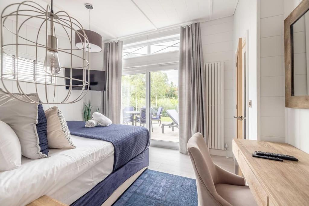 Luxury Lodge With Hot Tub In Windsor Marina Exterior foto